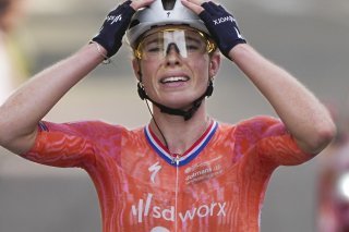 Demi Vollering a été la première à franchir l'arrivée de l'ultime étape, mais c'est bien la Polonaise Katarzyna Niewiadoma
qui remporte le Tour de France féminin. KEYSTONE/AP/Peter Dejong